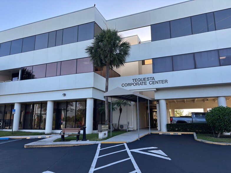 250 Tequesta Dr, Tequesta, FL à louer - Photo de l’immeuble – Image 2 sur 5