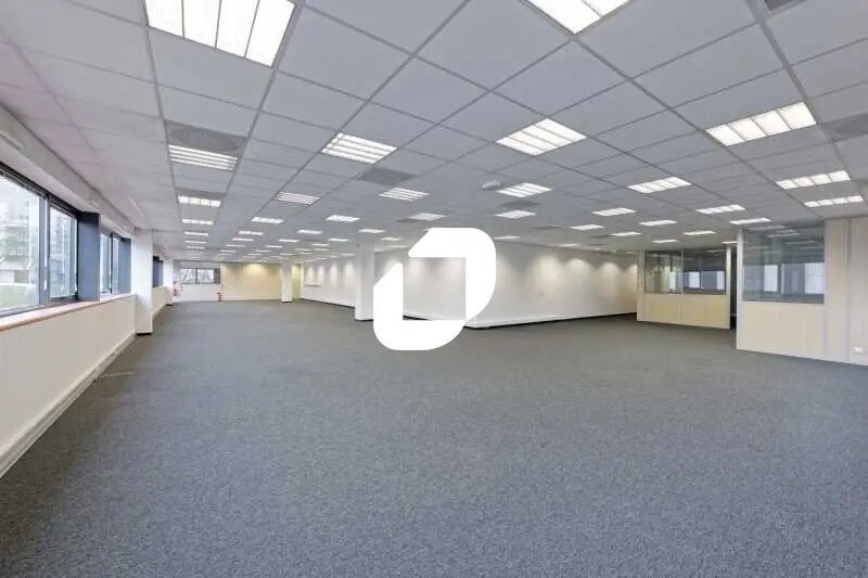 Local d’activités dans Cergy à louer - Photo de l’immeuble – Image 2 sur 5