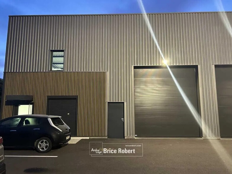 Bureau dans Chassieu à louer - Photo de l’immeuble – Image 1 sur 20