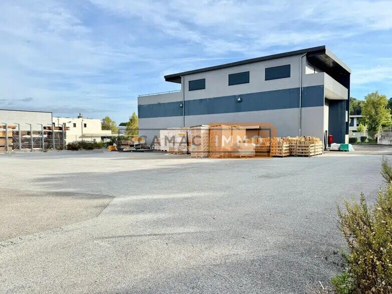 Local d’activités dans Fréjus à louer - Photo de l’immeuble – Image 1 sur 10