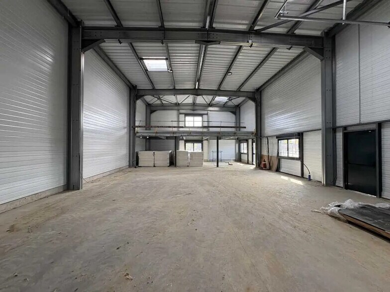 Local d’activités dans Moyvillers à louer - Photo de l’immeuble – Image 3 sur 3