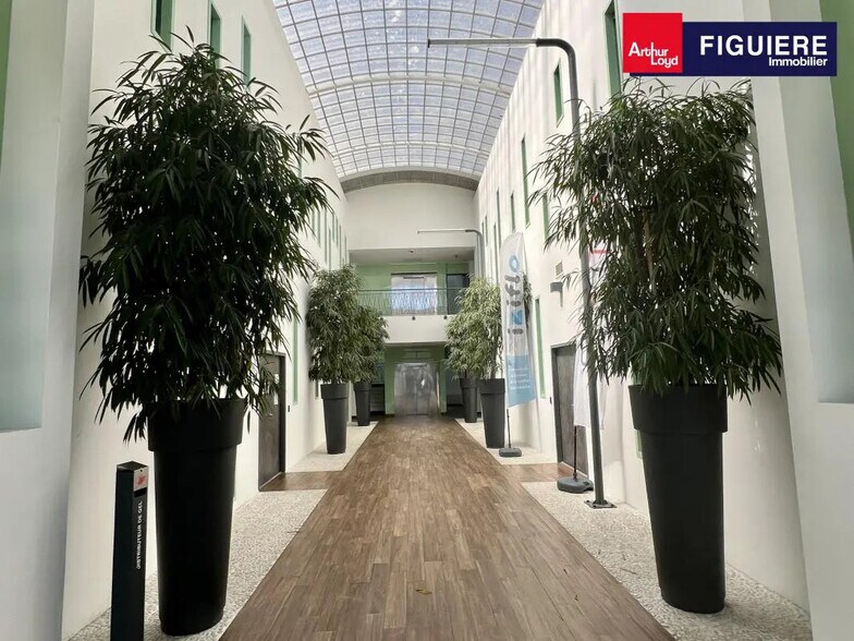 130 Rue Frédéric Joliot Curie, Aix-en-Provence à louer - Photo de l’immeuble – Image 1 sur 10