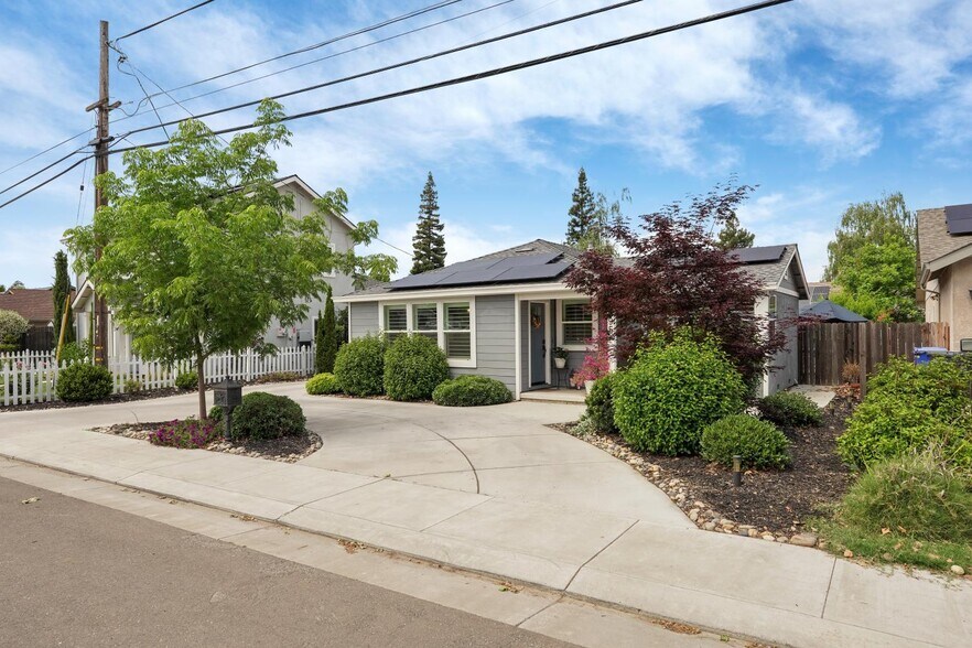 595 E Augusta St, Woodbridge, CA à vendre - Photo de l’immeuble – Image 2 sur 50