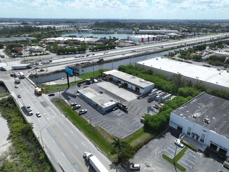 11100 NW 112th Ct, Medley, FL à louer - Photo principale – Image 1 sur 3
