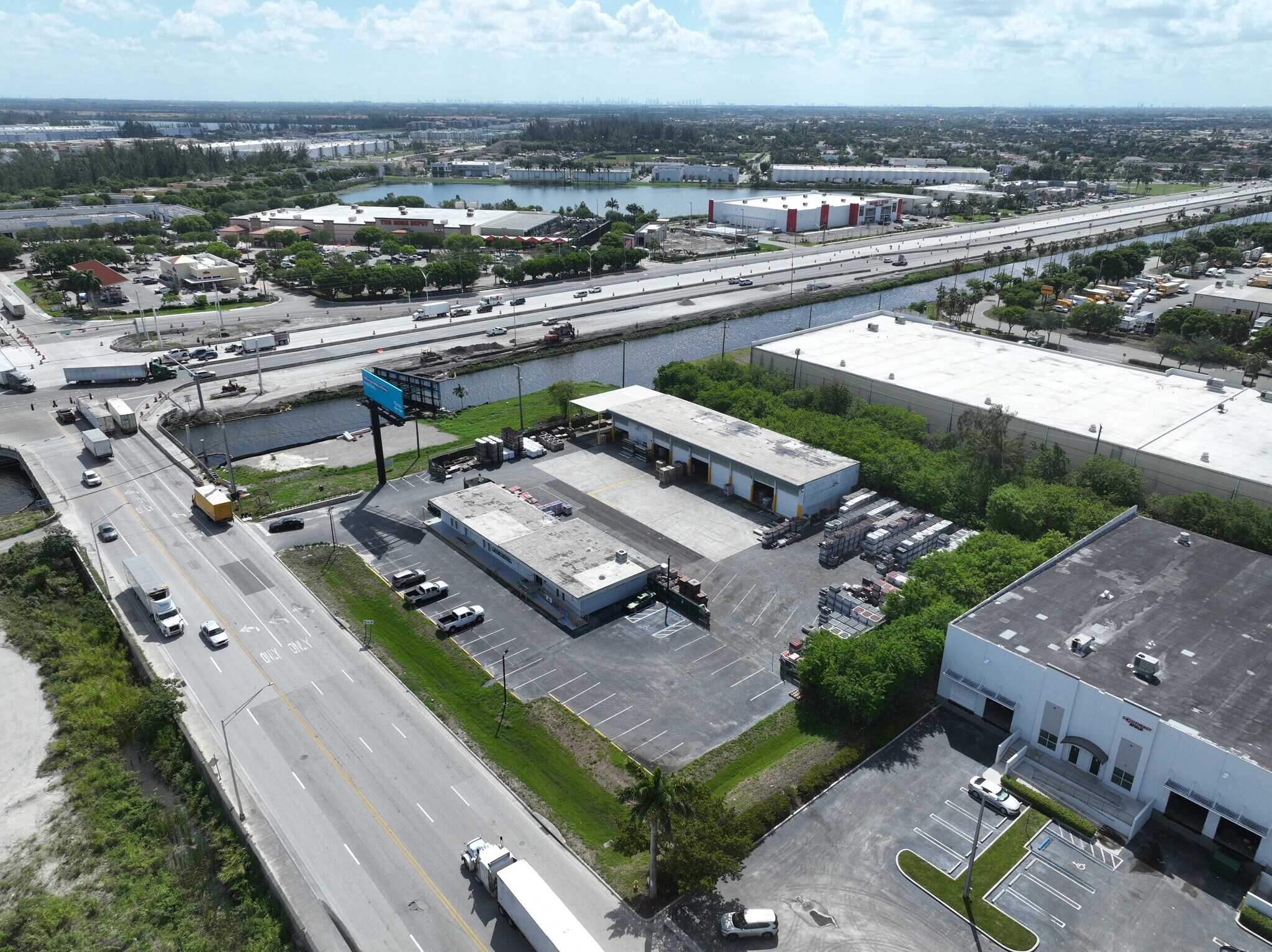 11100 NW 112th Ct, Medley, FL à louer Photo principale– Image 1 sur 4