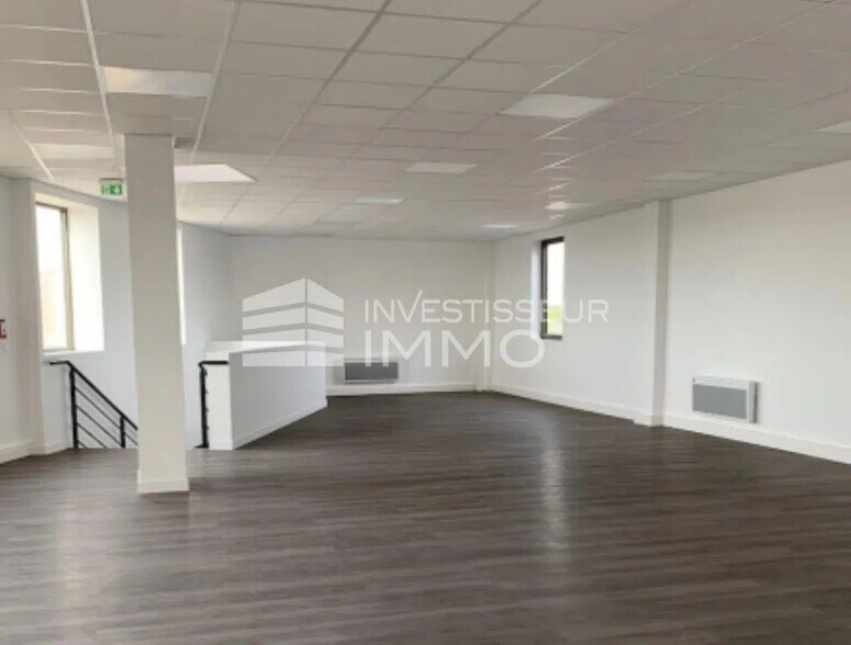 Local d'activités dans Stains à vendre - Photo de l’immeuble – Image 2 sur 5