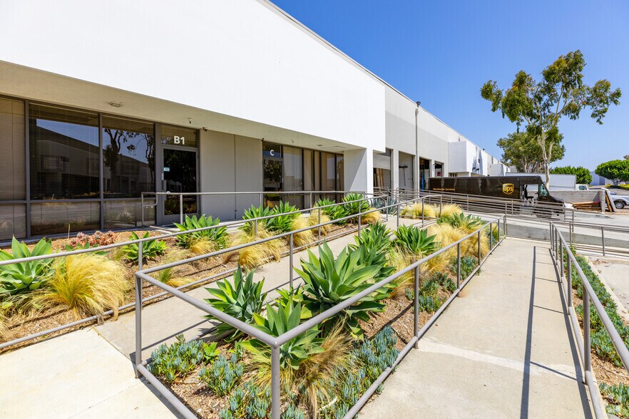 8221 Arjons Dr, San Diego, CA à louer - Photo de l’immeuble – Image 2 sur 15