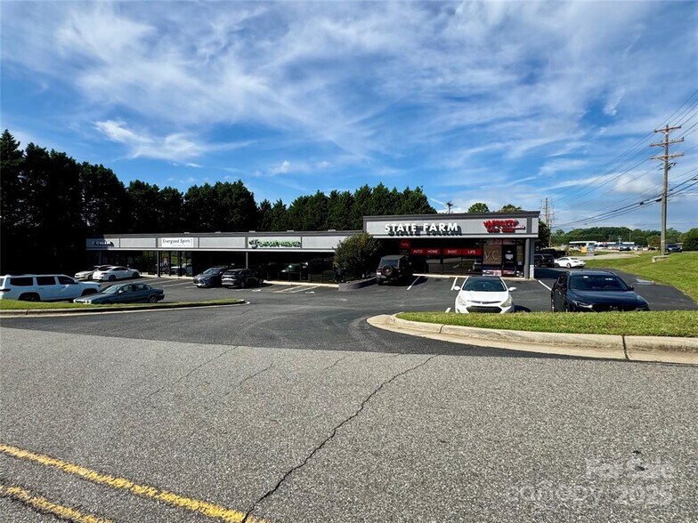 110 Charleston Dr, Mooresville, NC à vendre - Photo de l’immeuble – Image 1 sur 21