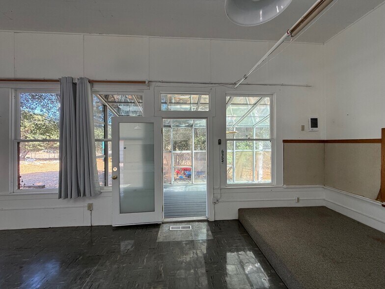 211 Spring Hill Rd, Petaluma, CA à louer - Photo de l’immeuble – Image 3 sur 11