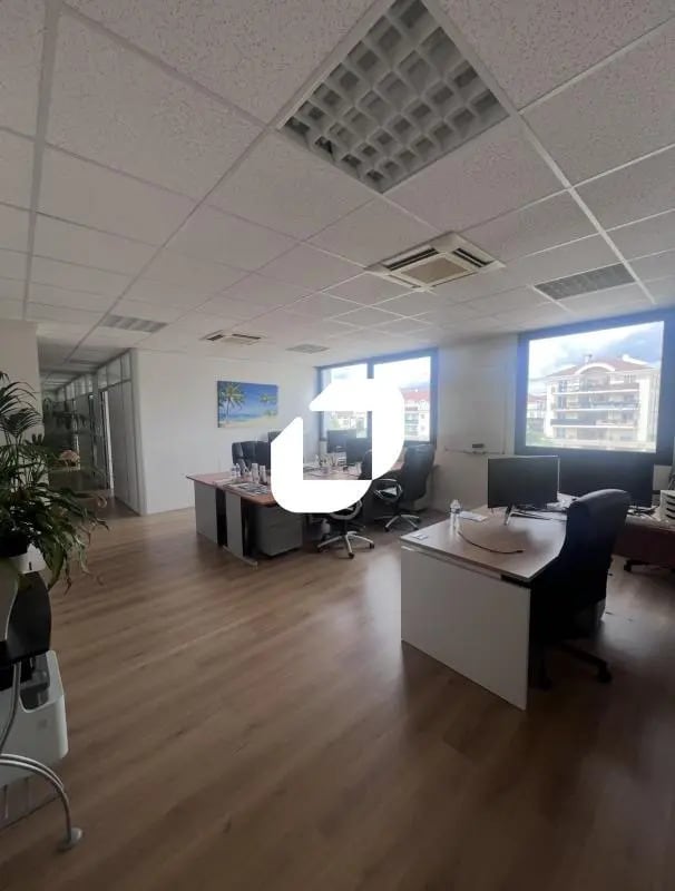 Bureau dans Bussy-Saint-Georges à vendre Photo de l’immeuble– Image 1 sur 6