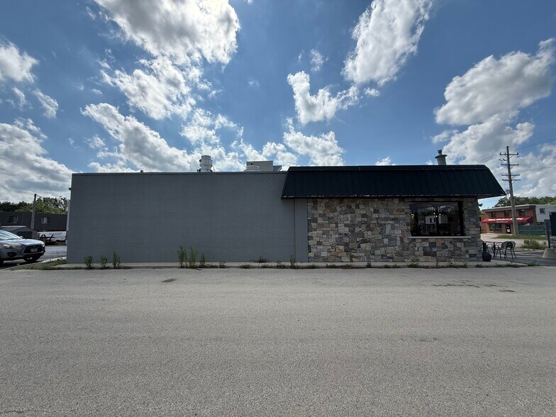 301 W Northwest Hwy, Barrington, IL à vendre - Photo de l’immeuble – Image 3 sur 12