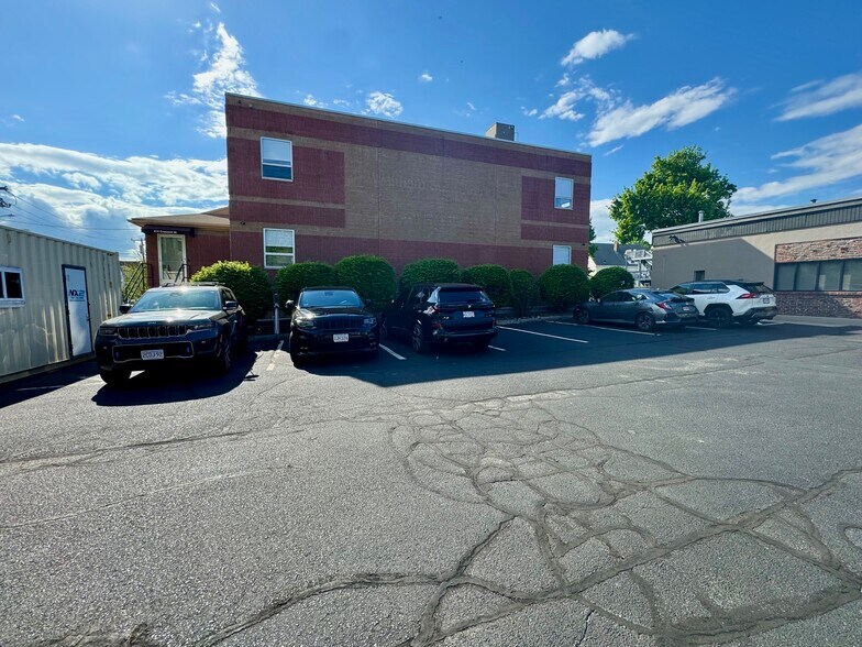 414 Crescent St, Waltham, MA à louer - Photo de l’immeuble – Image 1 sur 4
