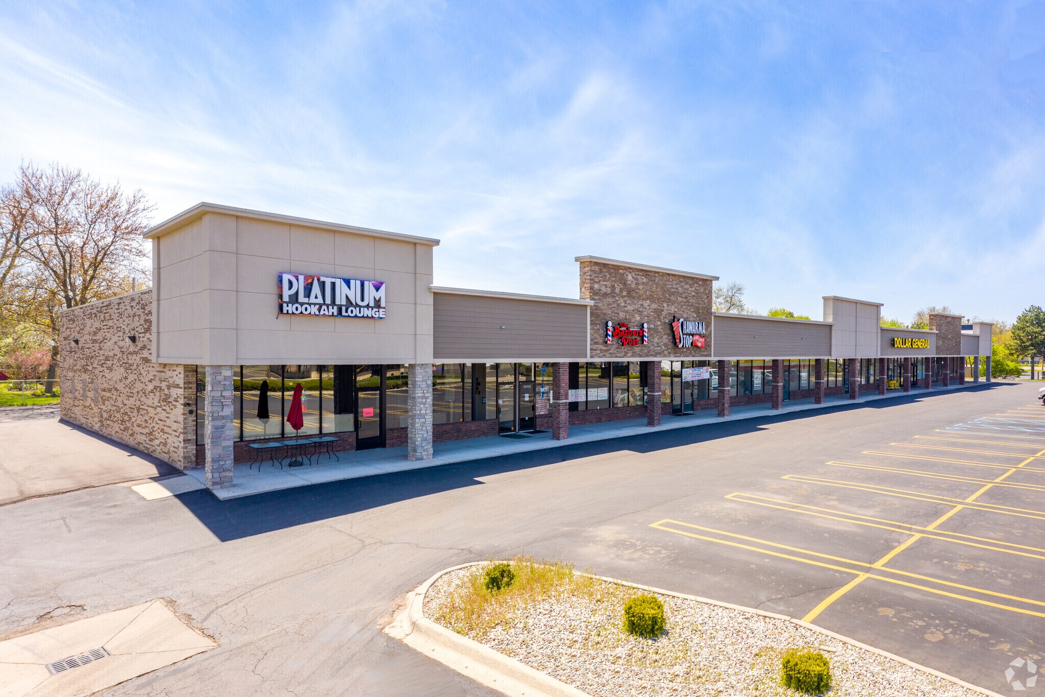 29109 Eight Mile Rd, Livonia, MI à louer Photo principale– Image 1 sur 5