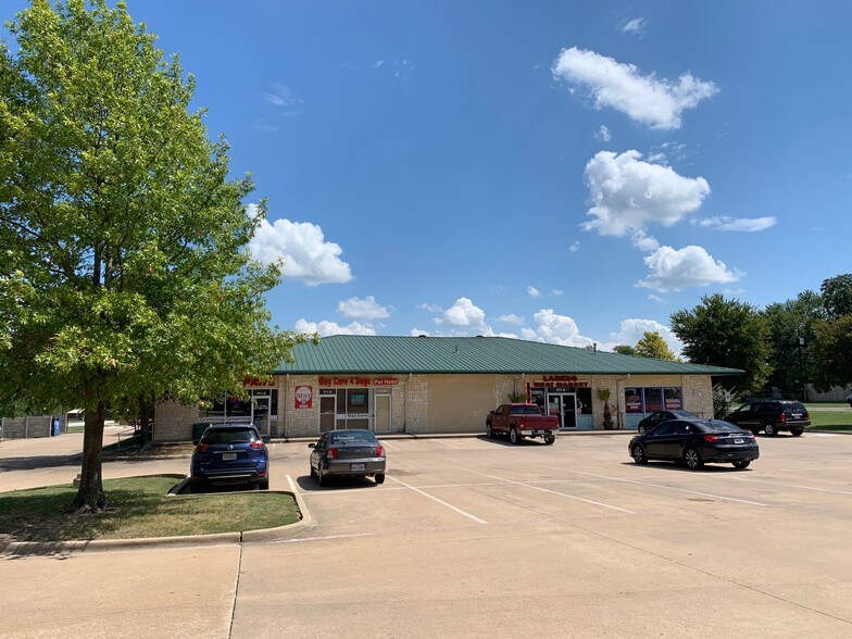 909-911 E Davis St, Mesquite, TX à louer - Photo de l’immeuble – Image 1 sur 7