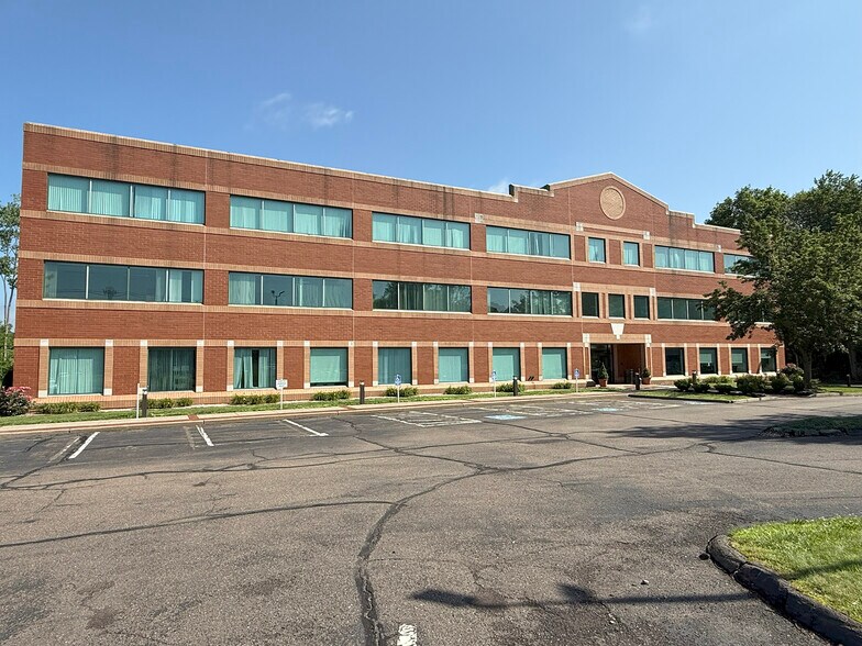 700 W Johnson Ave, Cheshire, CT à louer - Photo de l’immeuble – Image 2 sur 9