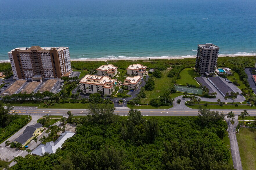 4002 N A1A, Hutchinson Island, FL à vendre - Photo de l’immeuble – Image 2 sur 5