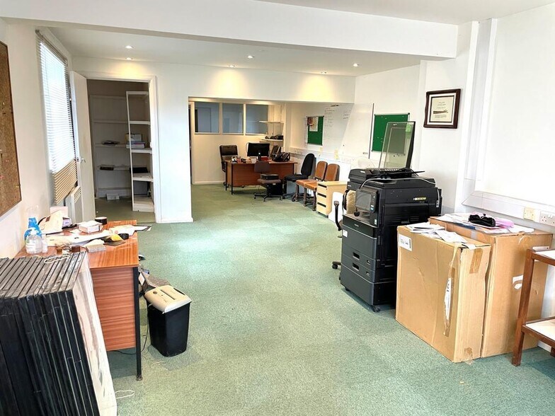 98 Thorpe Lea Rd, Egham à vendre - Photo de l’immeuble – Image 2 sur 16