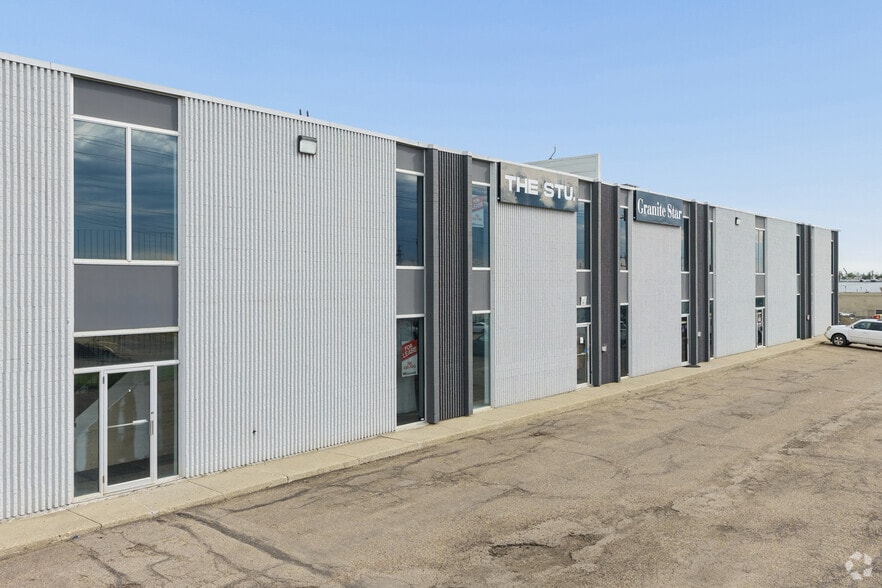 9408-9410 62nd Ave NW, Edmonton, AB à louer - Photo principale – Image 1 sur 4