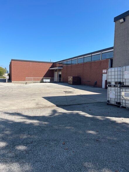 60 Torlake Cres, Toronto, ON à vendre - Photo de l’immeuble – Image 2 sur 14