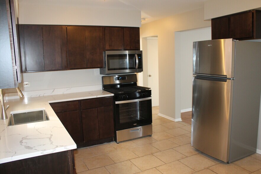 3229 Commercial Ave, South Chicago Heights, IL à vendre - Photo de l’immeuble – Image 3 sur 23