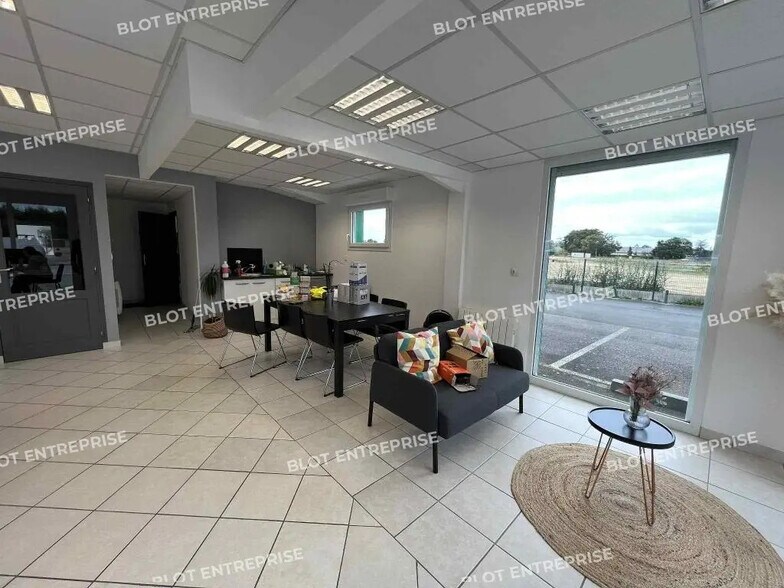 Bureau dans CHATILLON-SUR-SEICHE à louer - Photo de l’immeuble – Image 2 sur 4