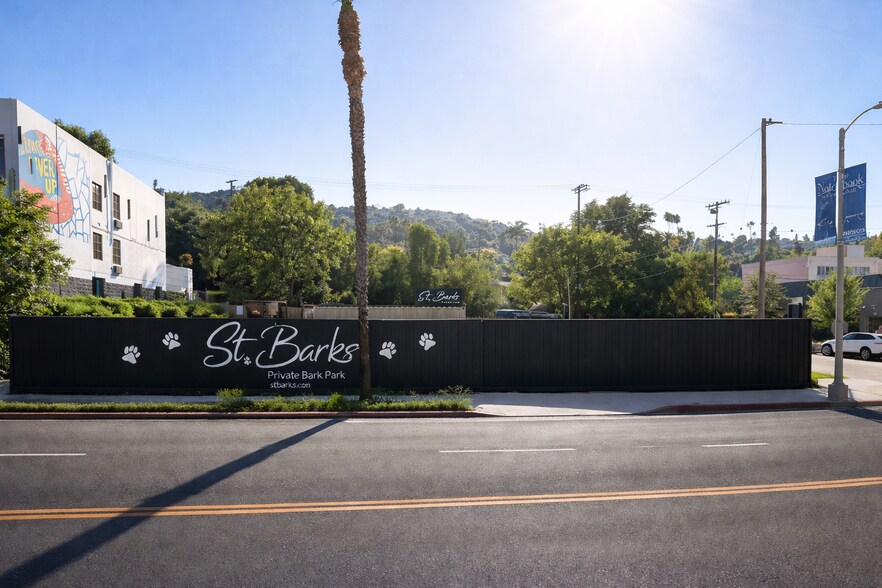 10740 Ventura Blvd, Studio City, CA à louer - Photo de l’immeuble – Image 2 sur 5