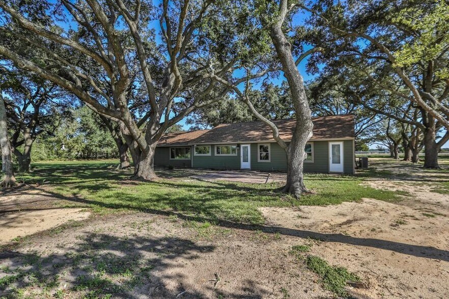 14114 Highway 36, Needville, TX à vendre - Photo de l’immeuble – Image 3 sur 5