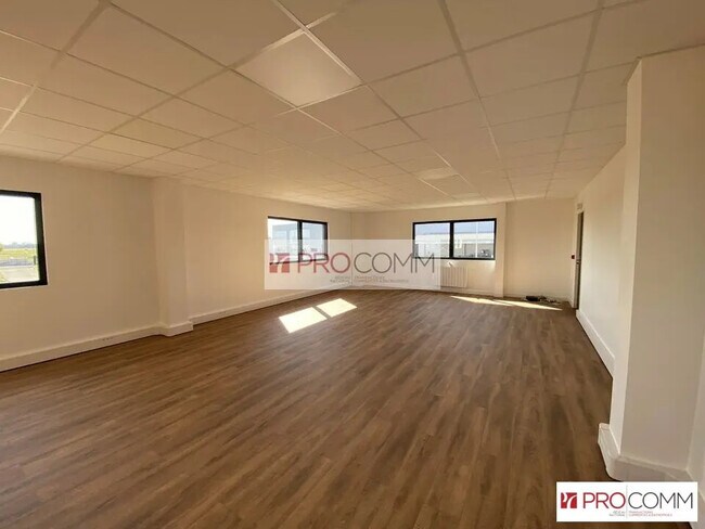 Plus de détails pour Local d'activités à louer