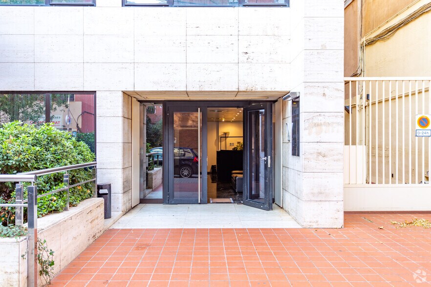 Carrer Del Milanesat, 25, Barcelone, Barcelona à louer - Photo de l’immeuble – Image 3 sur 4
