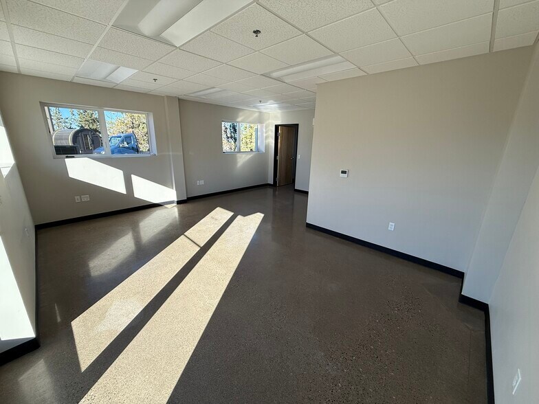 20723 Brinson Blvd, Bend, OR à louer - Photo de l’immeuble – Image 2 sur 12
