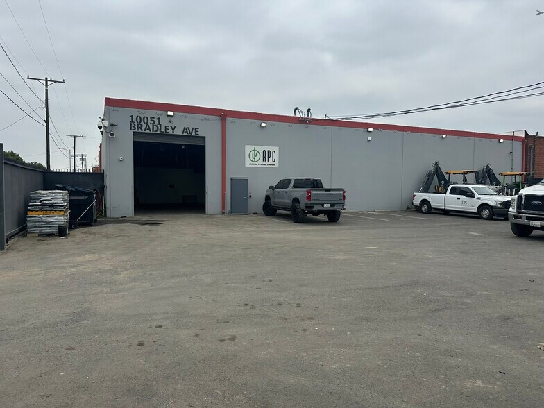 10051 Bradley Ave, Pacoima, CA à louer - Photo de l’immeuble – Image 2 sur 20