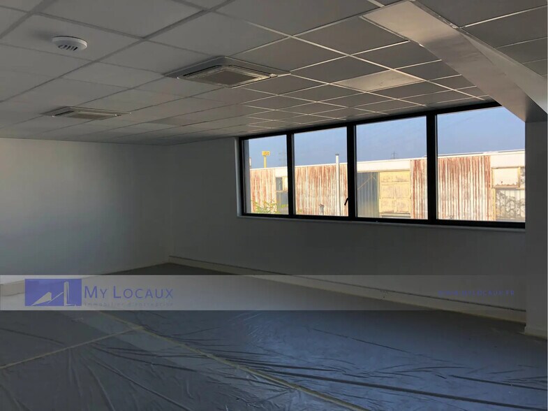 Local d’activités dans Villeneuve-la-Garenne à louer - Photo intérieure – Image 3 sur 5