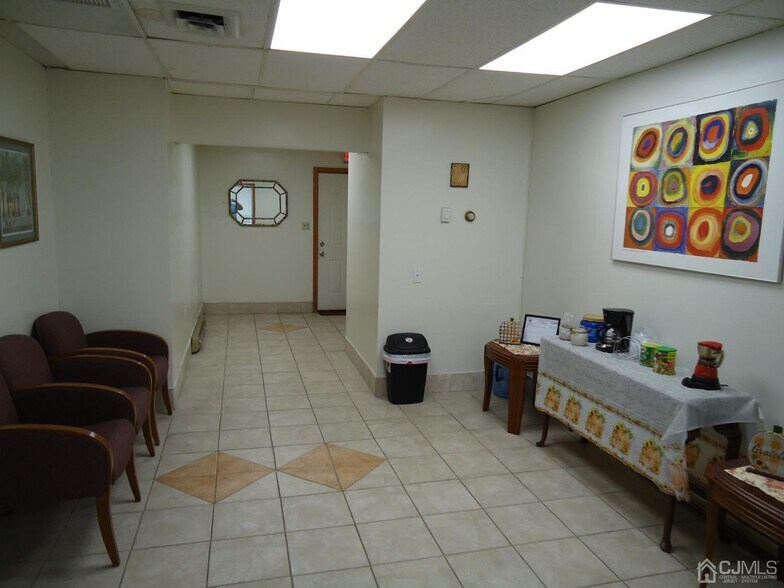 386 New Brunswick Ave, Fords, NJ à louer - Hall d’entrée – Image 1 sur 5