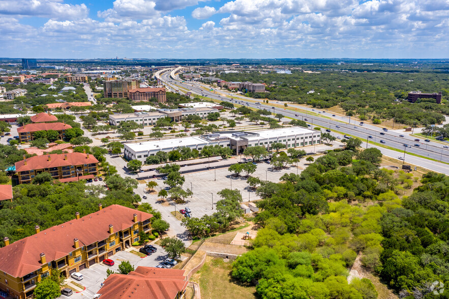 211 N Loop 1604 E, San Antonio, TX à louer - Aérien – Image 3 sur 11