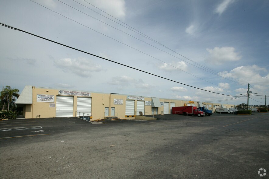 5573 NW 72nd Ave, Miami, FL à louer - Photo de l’immeuble – Image 2 sur 6