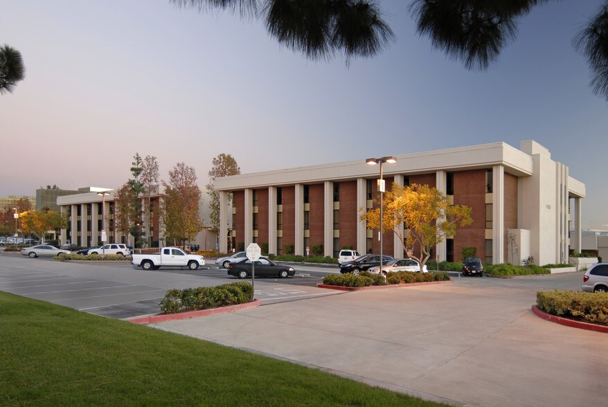 11100 Warner Ave, Fountain Valley, CA à louer - Photo de l’immeuble – Image 2 sur 3