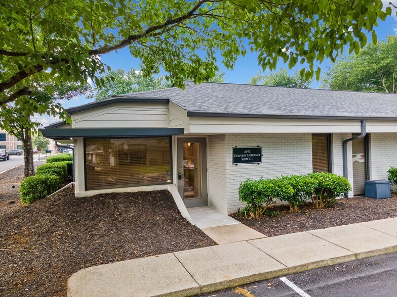 600 Houze Way, Roswell, GA à vendre - Photo de l’immeuble – Image 2 sur 37