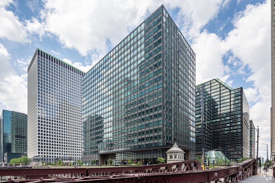 120 S Riverside Plz, Chicago, IL à louer - Photo de l’immeuble – Image 1 sur 18