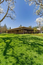 12900 Saratoga Ave, Saratoga, CA à louer Photo intérieure– Image 2 sur 7