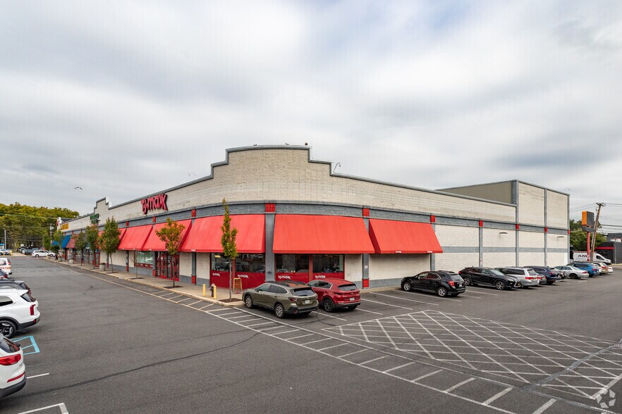 2530 Hylan Blvd, Staten Island, NY à louer - Photo de l’immeuble – Image 3 sur 17
