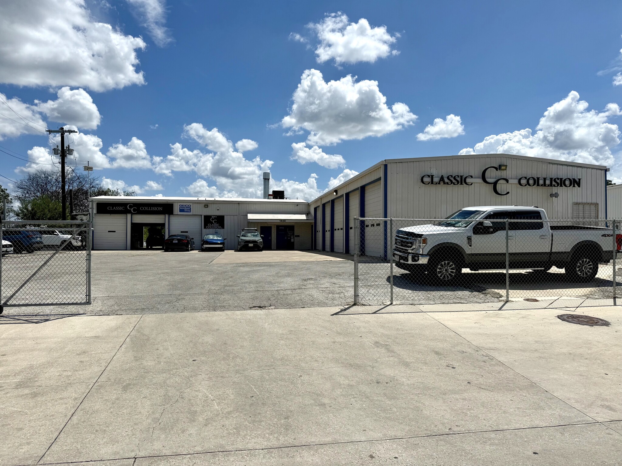 1830 Jackson Keller Rd, San Antonio, TX à vendre Photo de l’immeuble– Image 1 sur 31