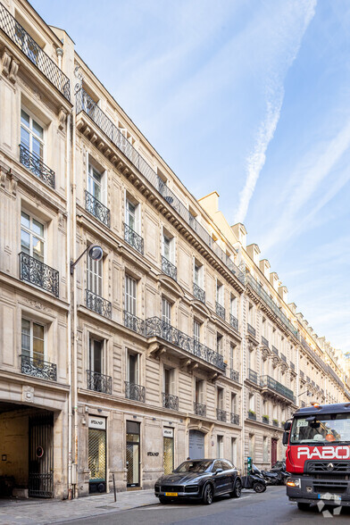 19 Rue De Marignan, Paris à louer - Photo de l’immeuble – Image 3 sur 4