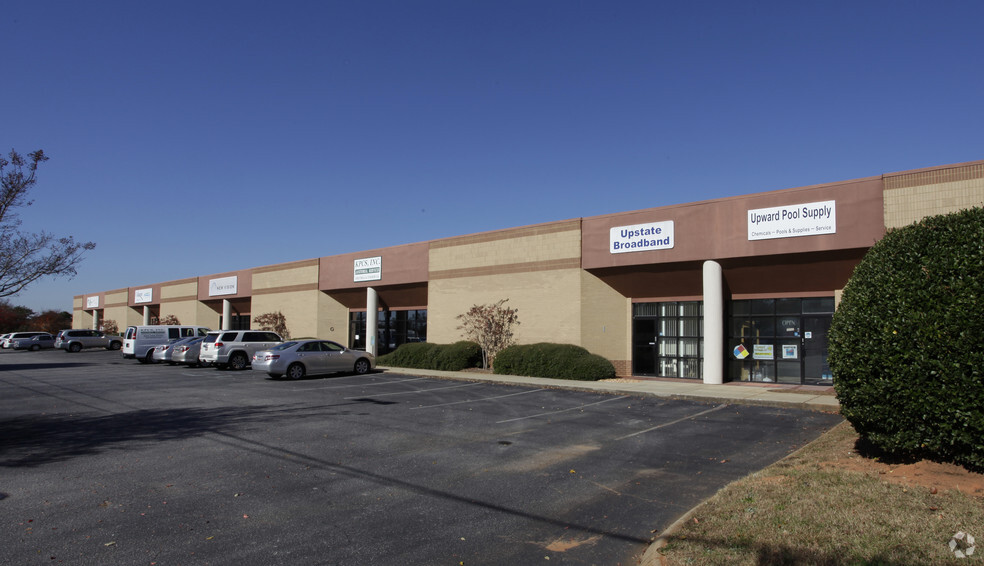 1110 W Butler Rd, Greenville, SC à louer - Photo principale – Image 1 sur 2
