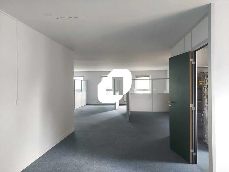 Bureau dans Voisins-le-Bretonneux à louer - Photo de l’immeuble – Image 3 sur 12