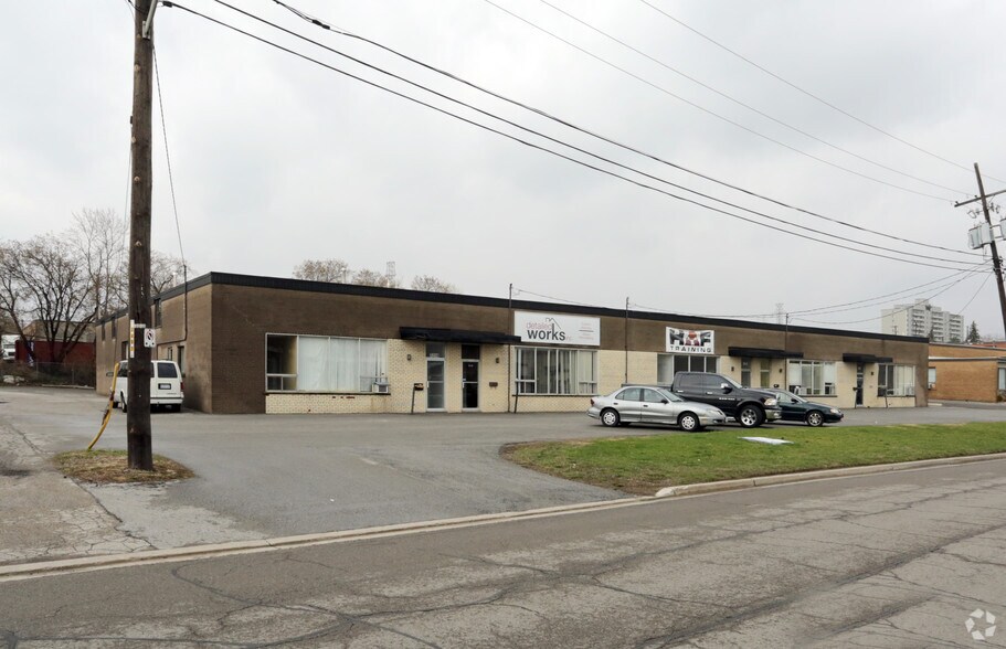 3208-3216 Lenworth Dr, Mississauga, ON à louer - Photo de l’immeuble – Image 3 sur 4