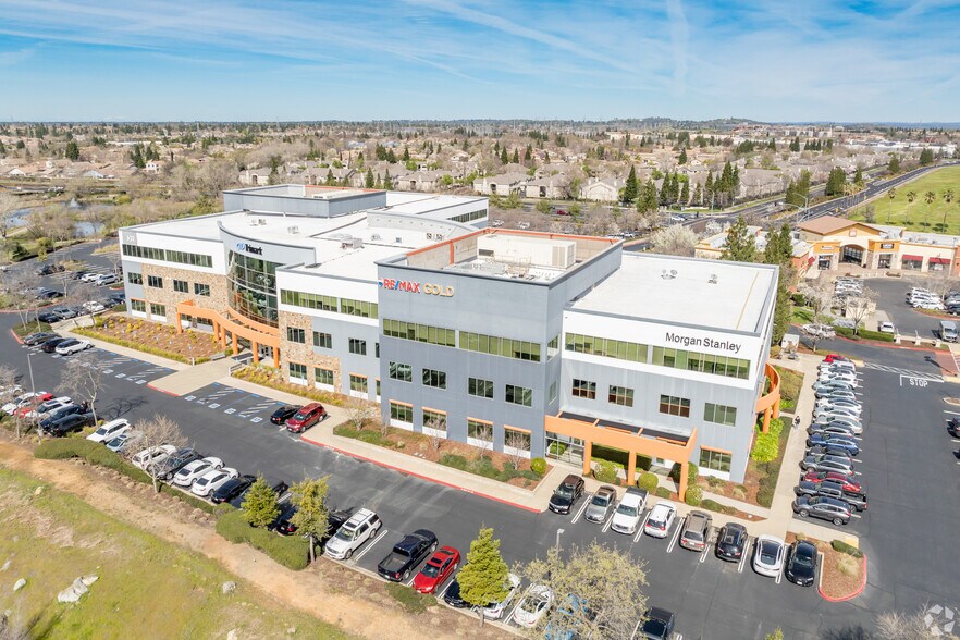 2365 Iron Point Rd, Folsom, CA à louer - Photo de l’immeuble – Image 2 sur 14