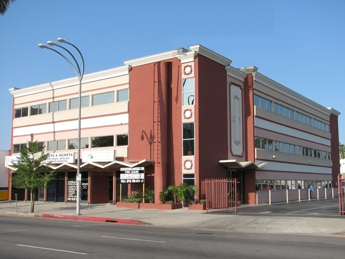 6931 Van Nuys Blvd, Van Nuys, CA à louer - Photo principale – Image 1 sur 2
