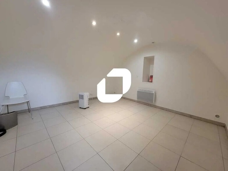 Bureau dans Montlhéry à vendre - Photo de l’immeuble – Image 2 sur 8