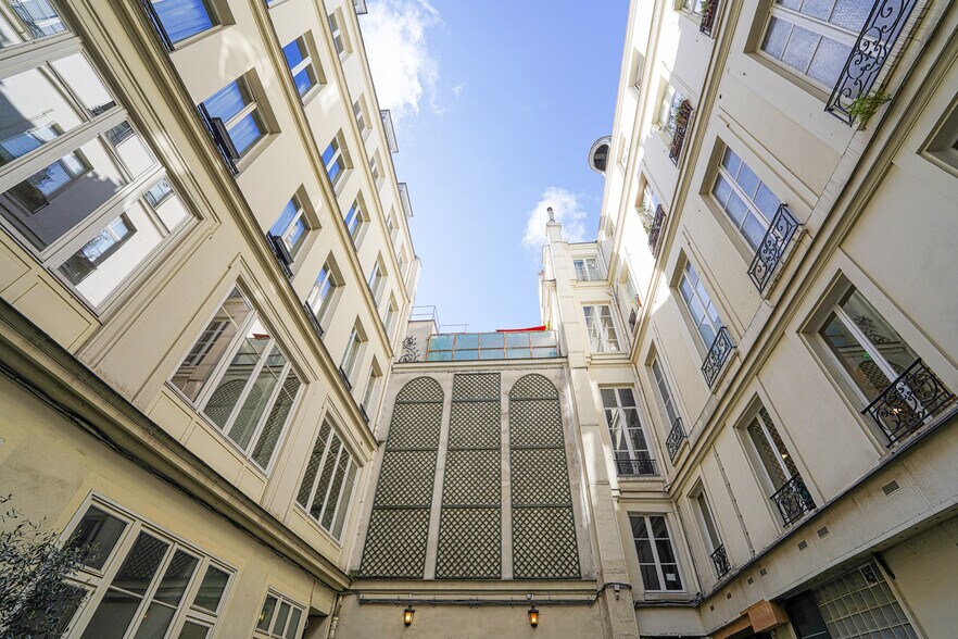 160 Rue Montmartre, Paris à louer - Photo de l’immeuble – Image 2 sur 2