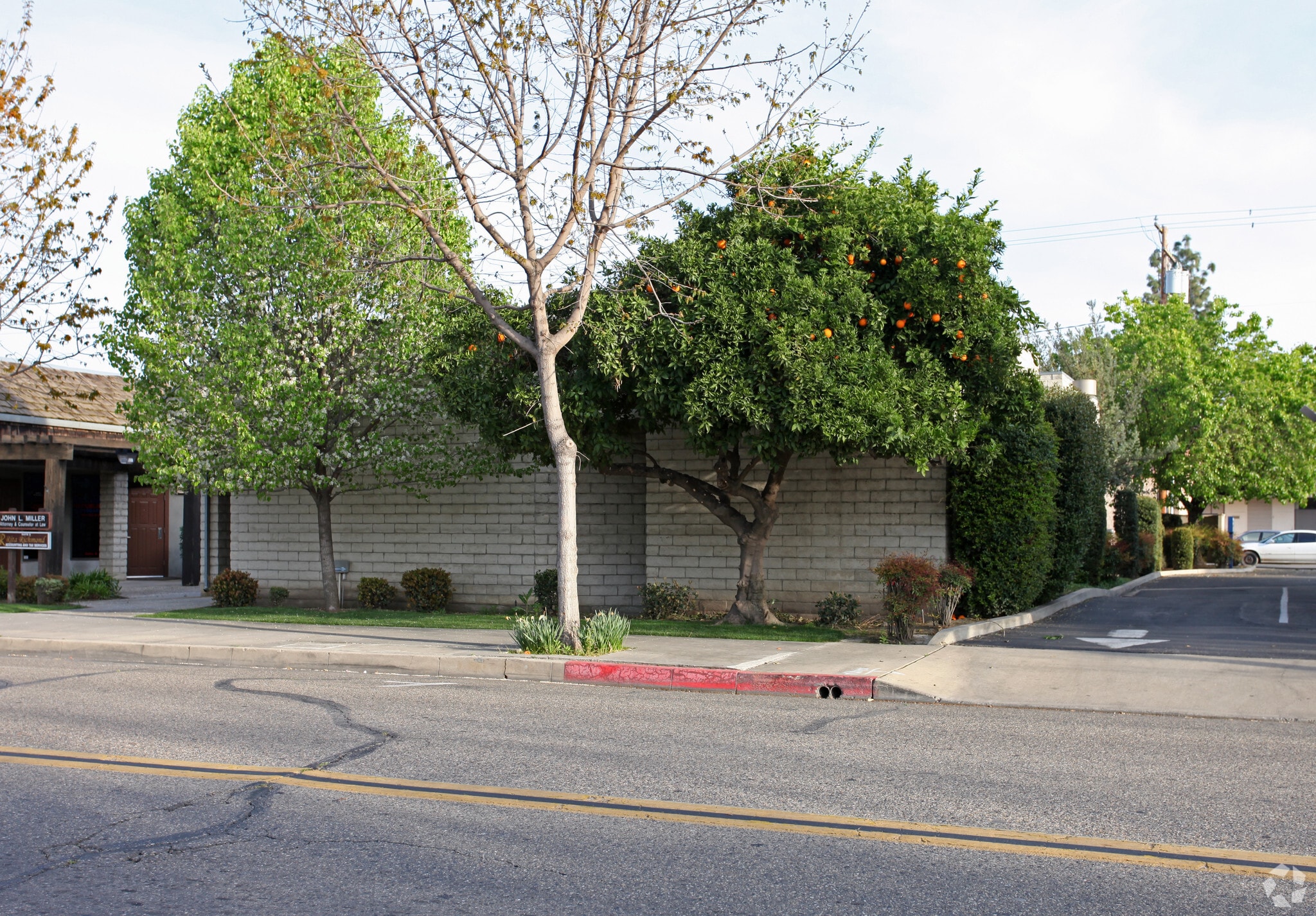 808 W Main St, Visalia, CA à louer Photo principale– Image 1 sur 7